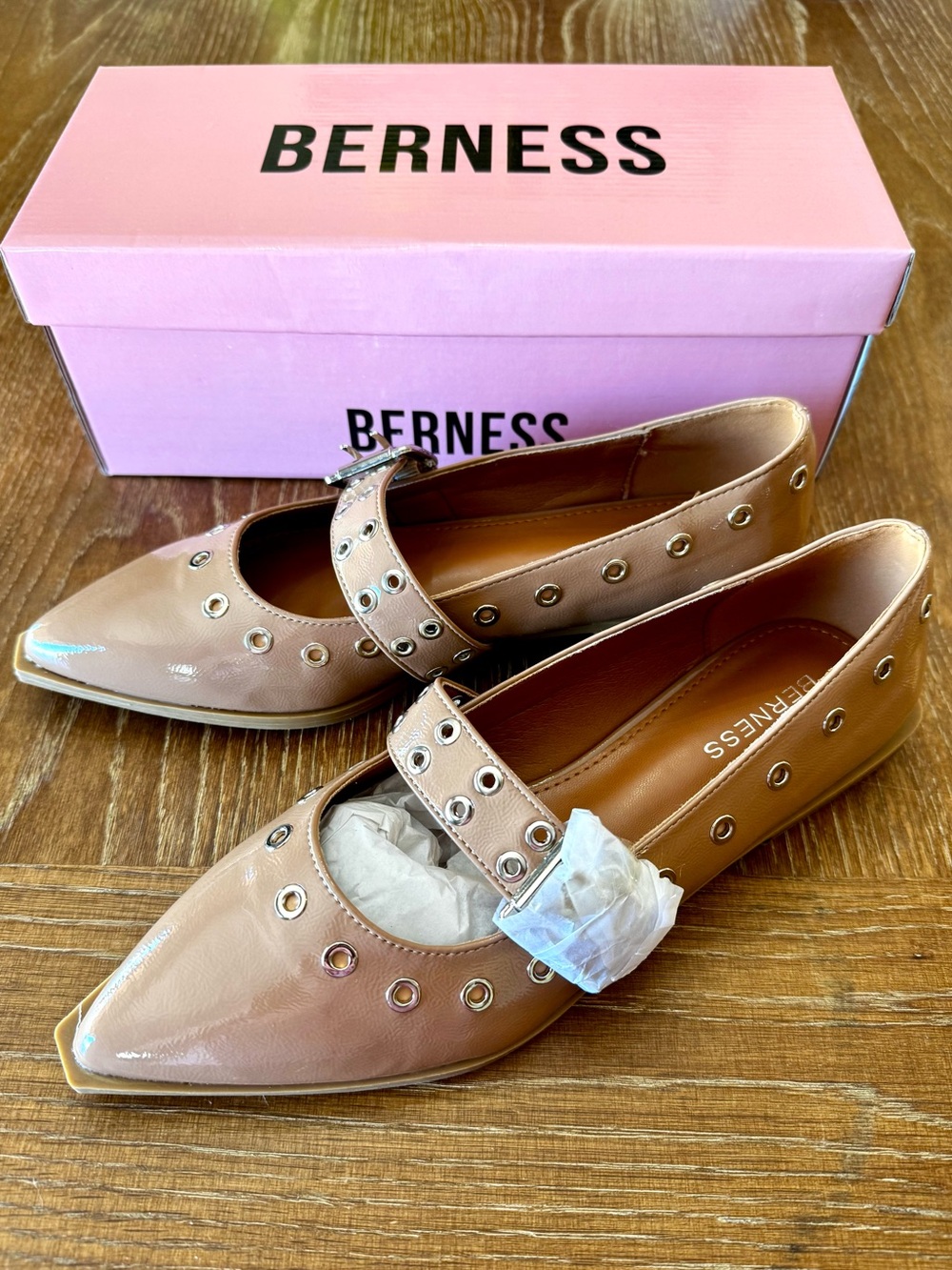 NWT beige Berness Astra Grommet Mary
Jane flat 8.5 (marked 8, runs big)